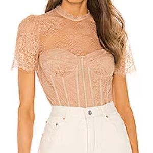 NWOT ASTR THE LABEL, LACE BODYSUIT IN Dusty Pink Sz M